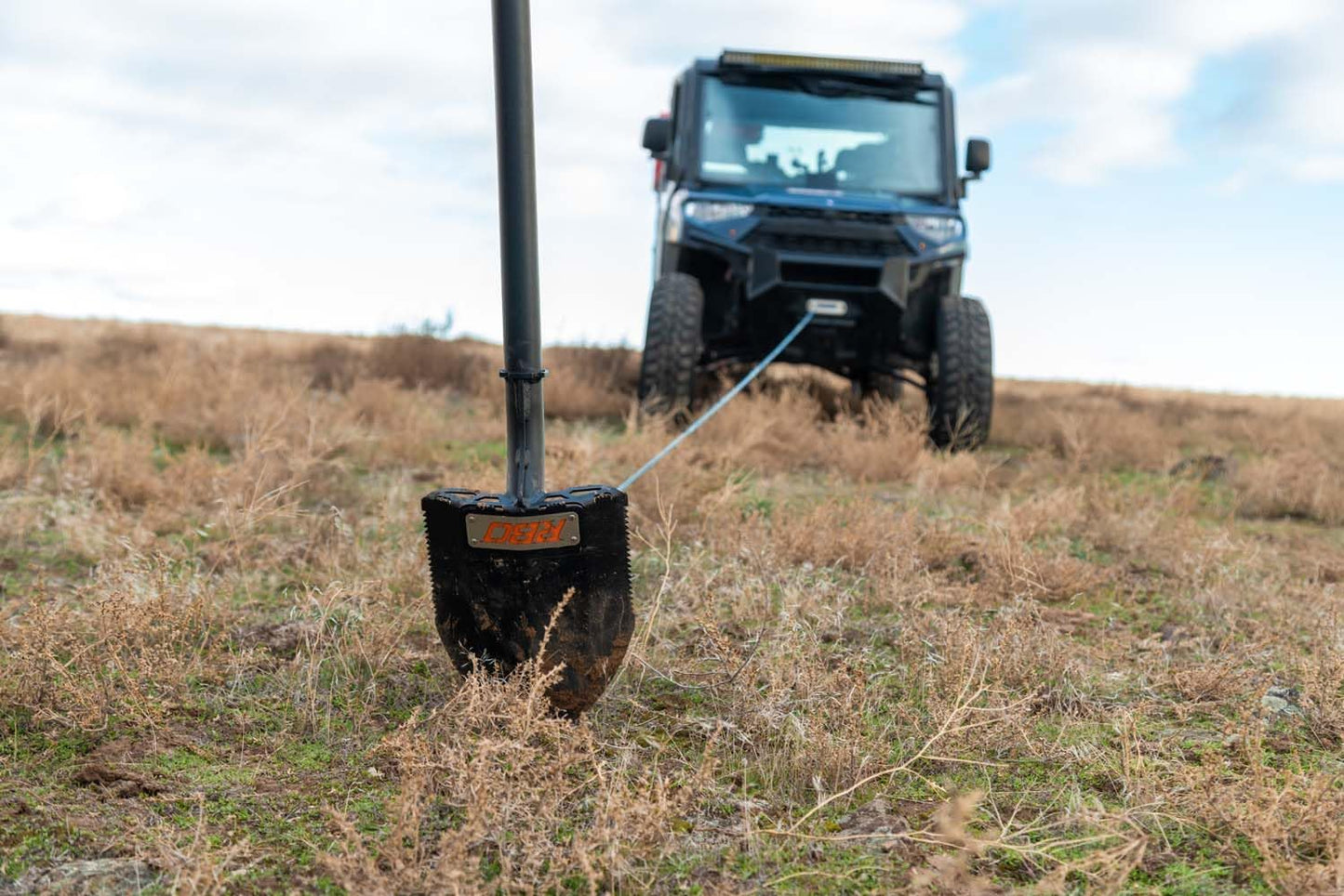 Pala recuperación offroad con grillete cabrestante anclaje