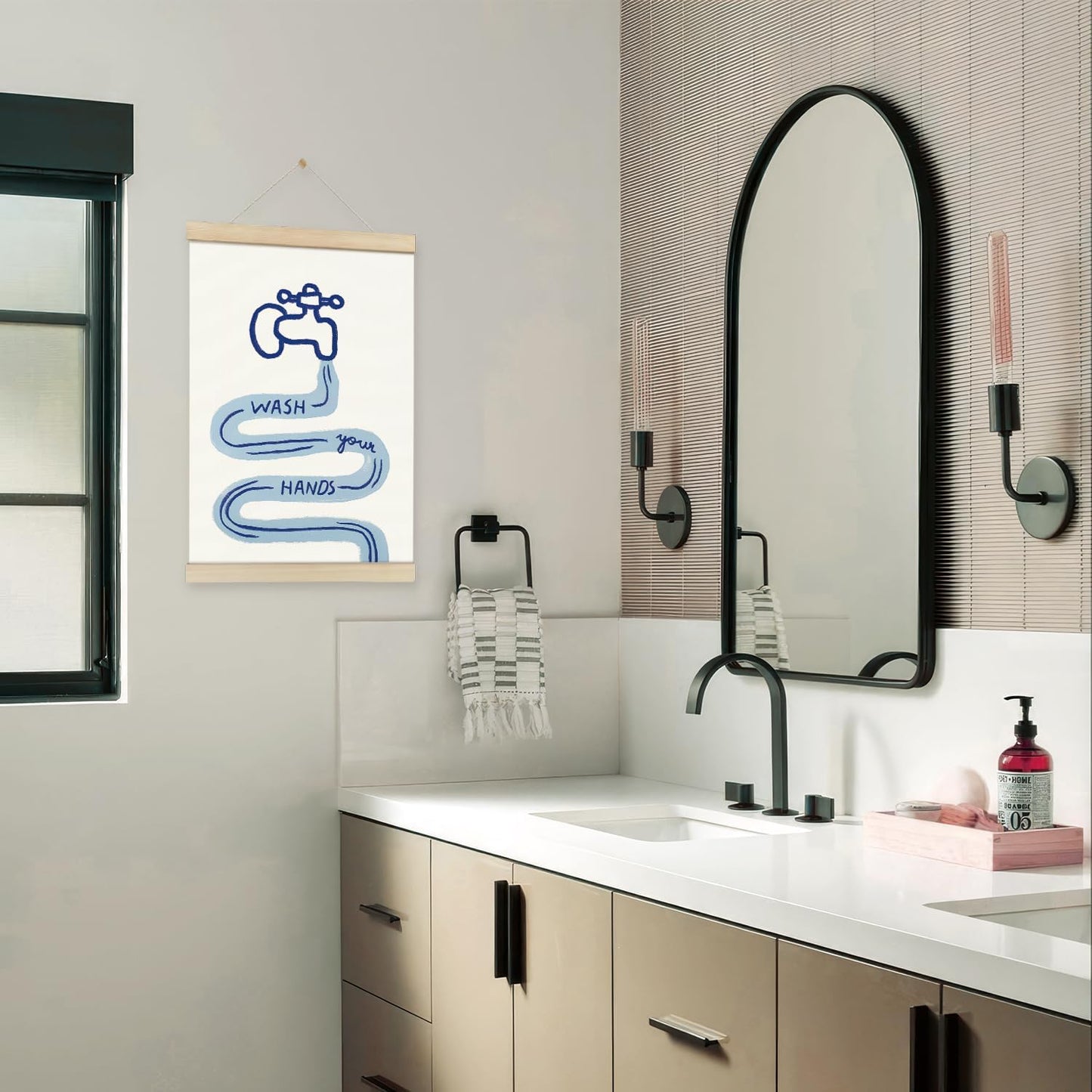 Arte pared baño infantil con texto wash you hands azul