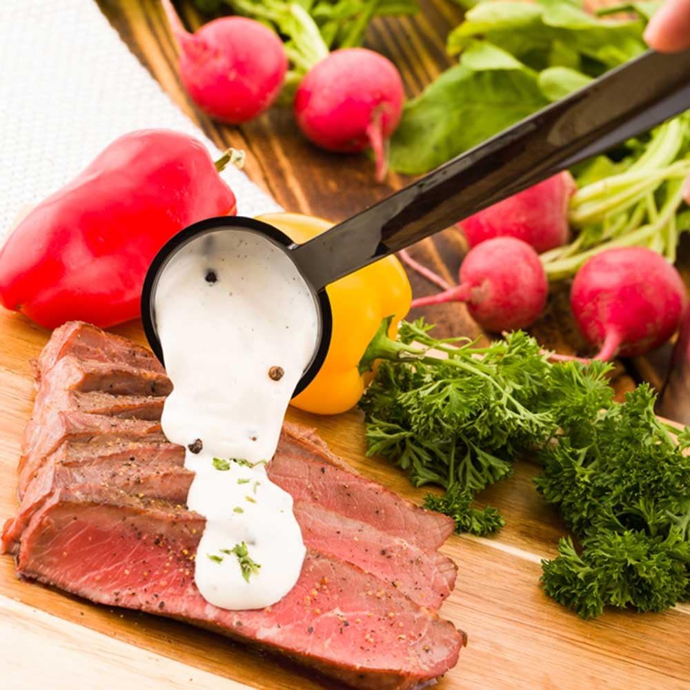 Cucharón plástico negro 1oz con mango gancho reutiliz.