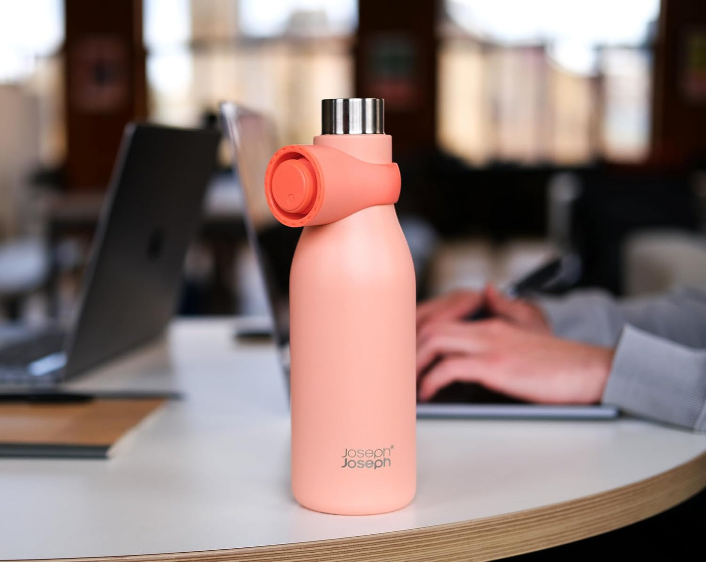 Botella agua aislada vacío 17oz color coral