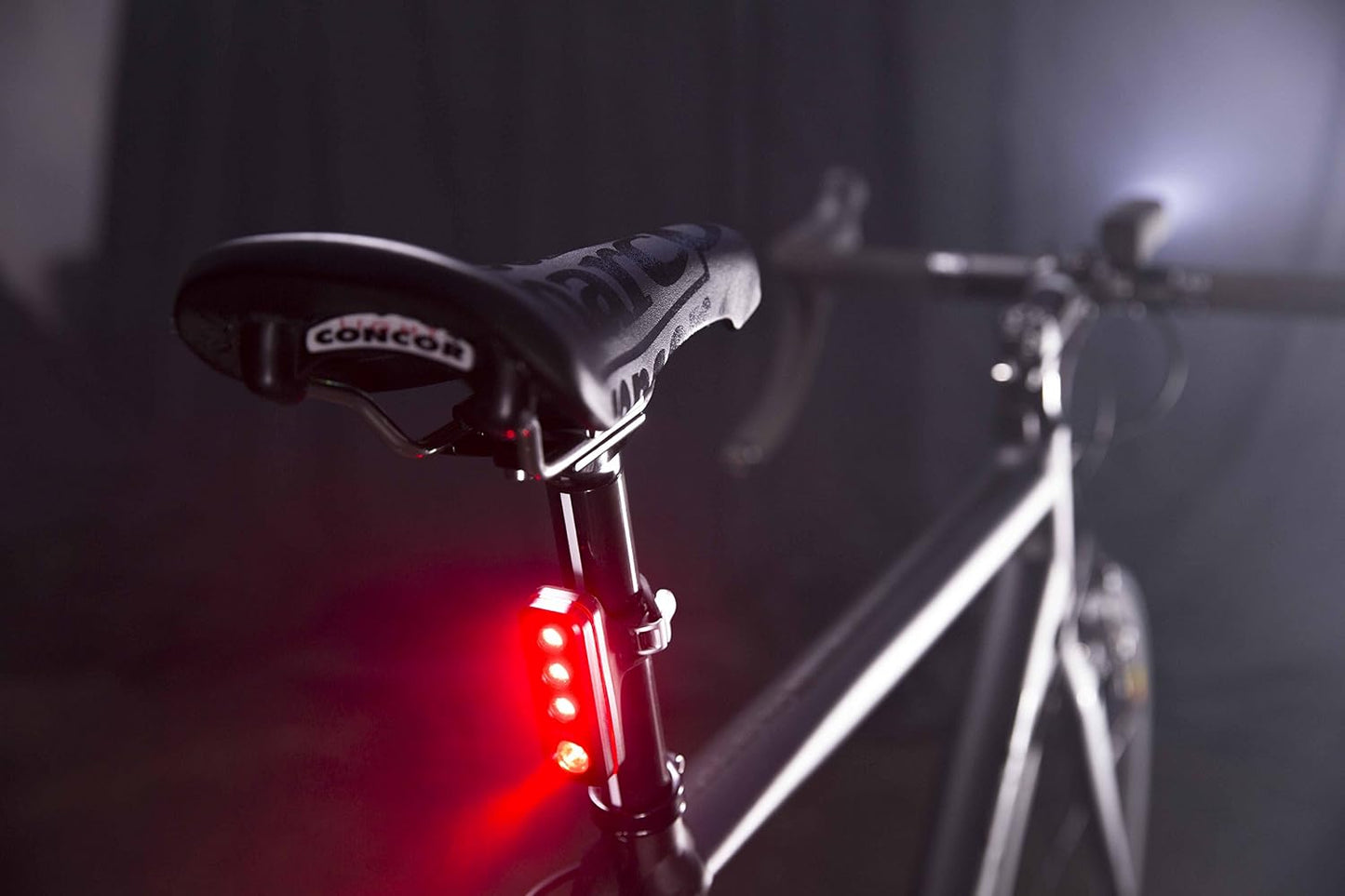 Luz recargable USB trasera Blinder Road R70