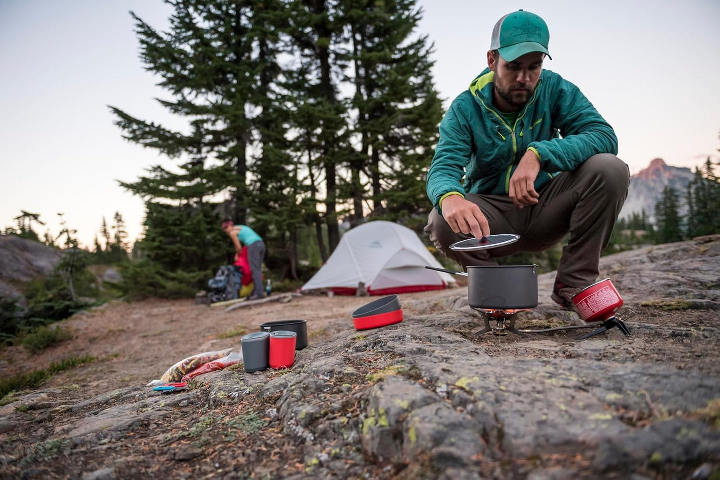 Estufa híbrida Whisperlite universal compacta para acampar