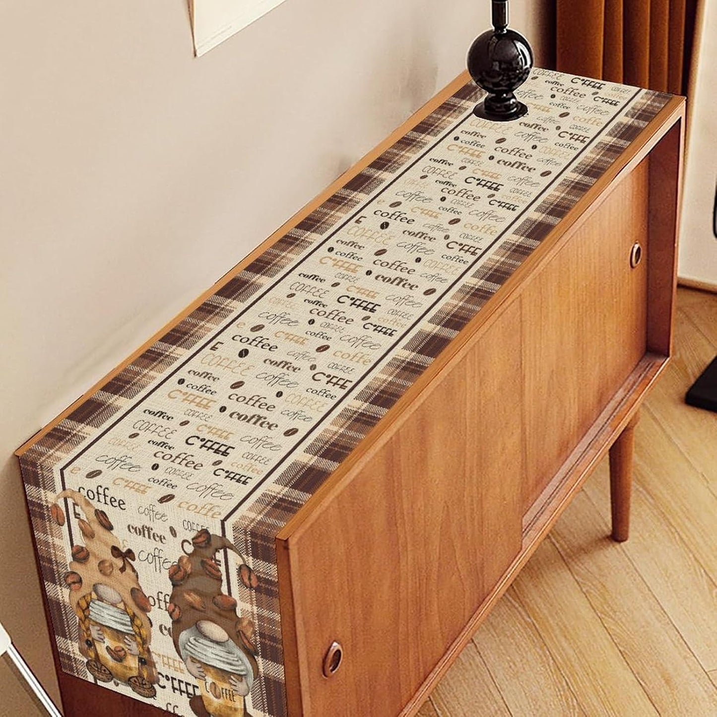 Mesa rústica marrón con gnomos y cuadros decoración cocina