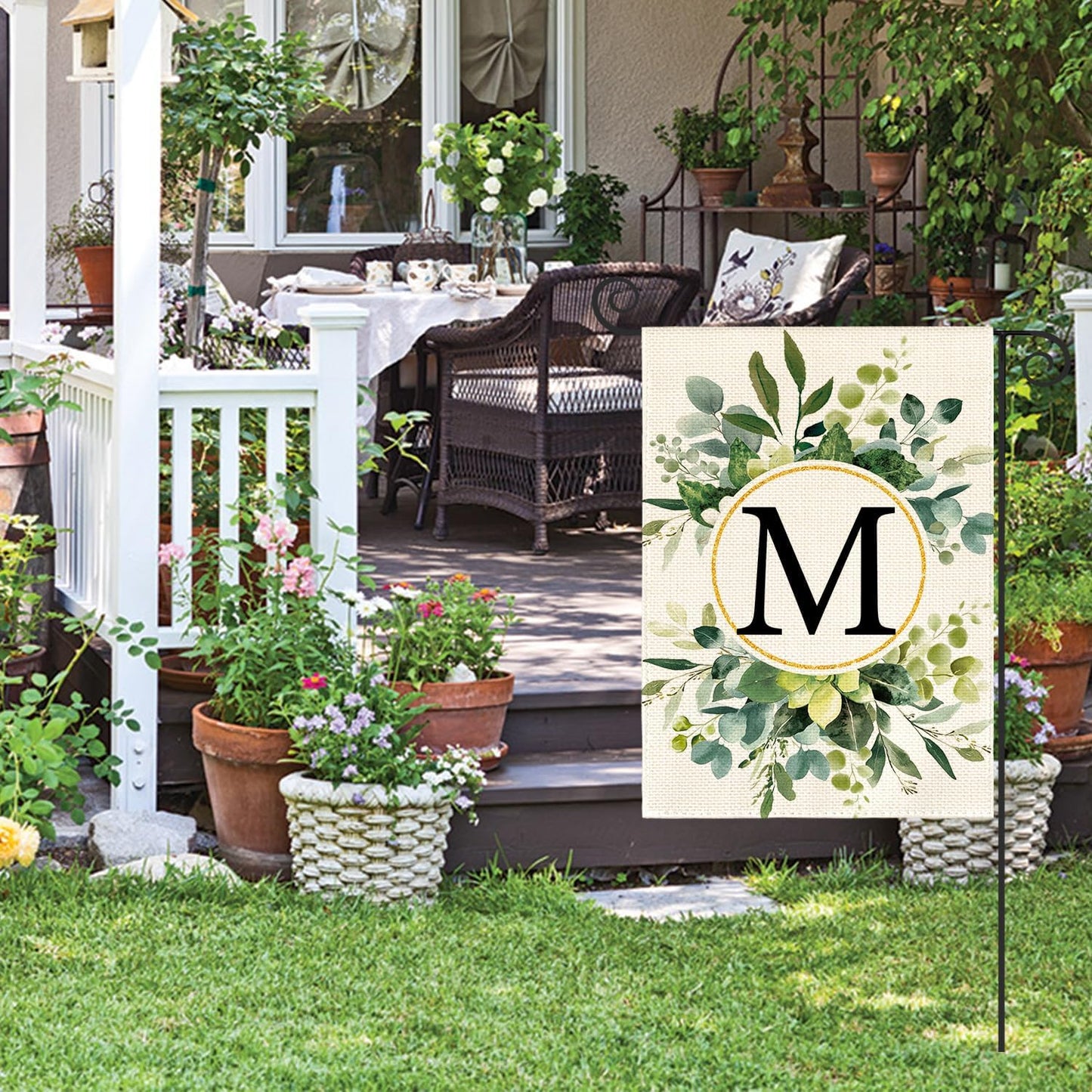 Bandera floral jardín doble cara letra M 12x18pulg