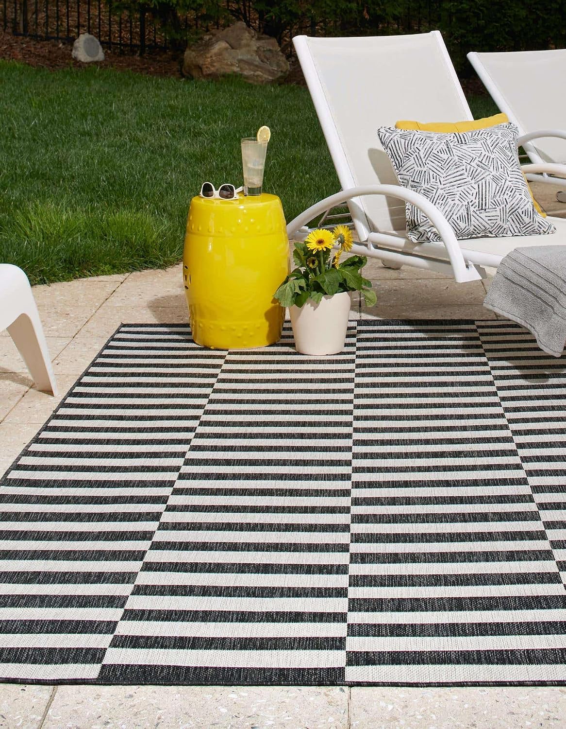 Alfombra exterior a rayas carbón/marfil 2x3ft1pulg