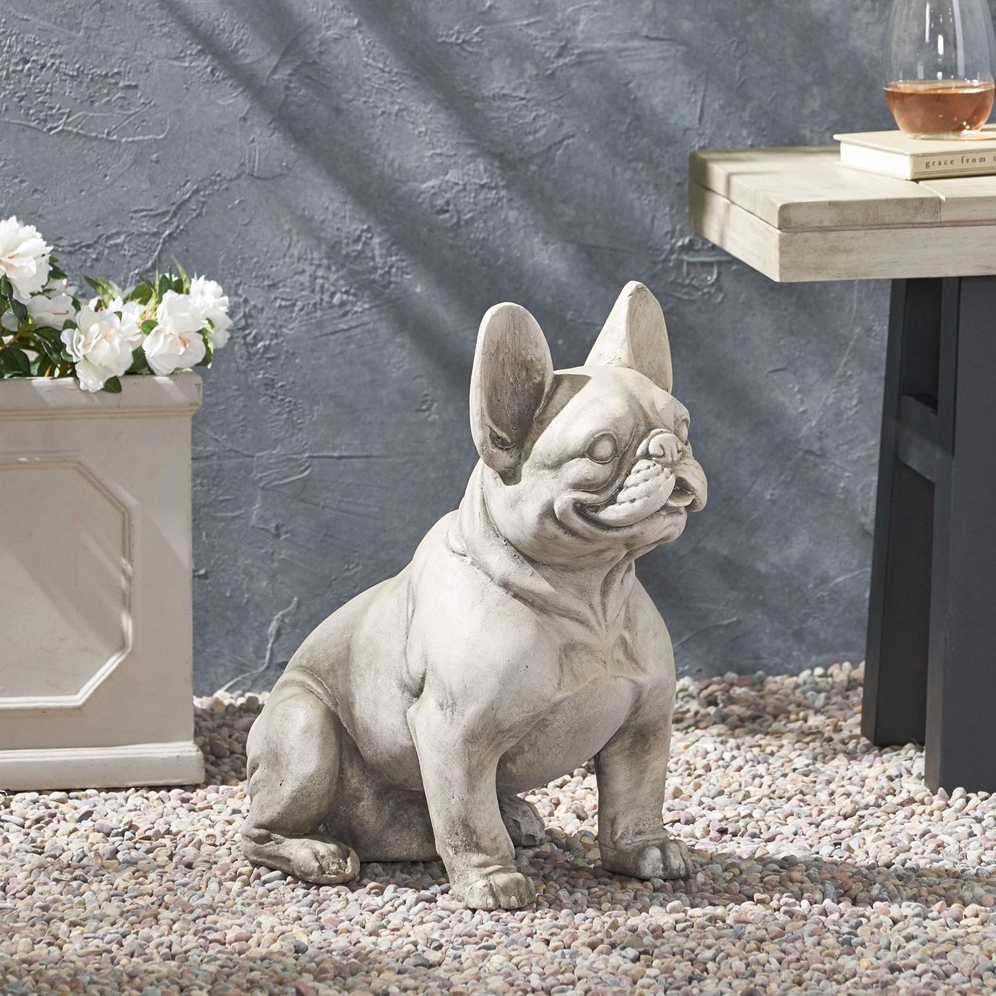 Estatua bulldog francés jardín color blanco y verde rústico