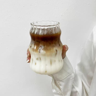 Vaso vidrio ondulado con rayas verticales para café helado