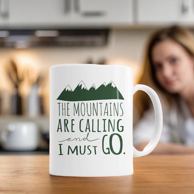 Taza café Mountains Are Calling para camping y al aire libre