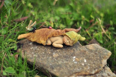 Jardín de hadas bebé durmiendo con mariposa
