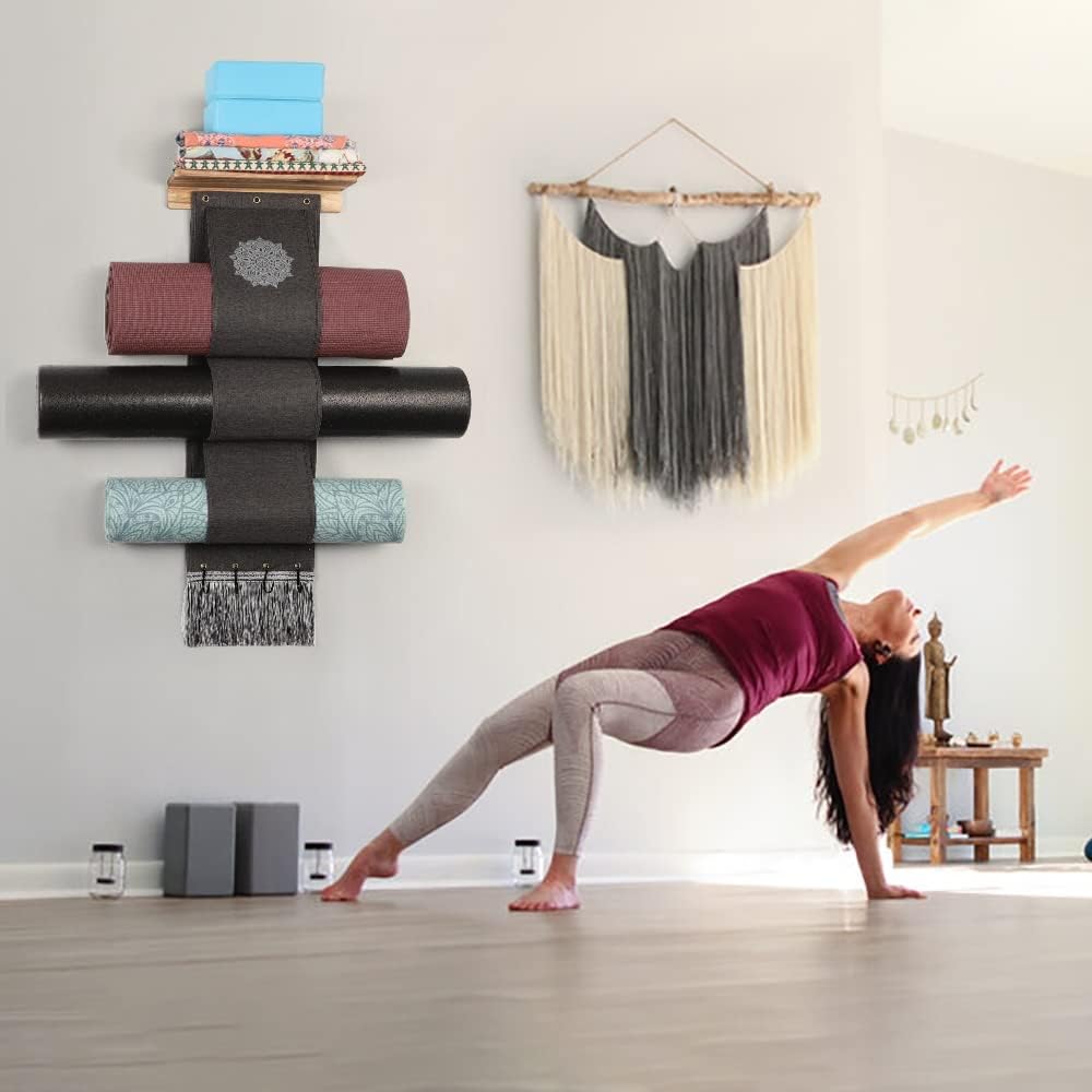 Soporte esterilla yoga con ganchos y estantes madera