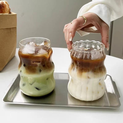 Vaso vidrio ondulado con rayas verticales para café helado