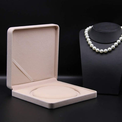 Set joyería estuche terciopelo collar pendientes anillo beige