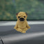 Figura Bulldog Pug meditando para tablero auto decoración