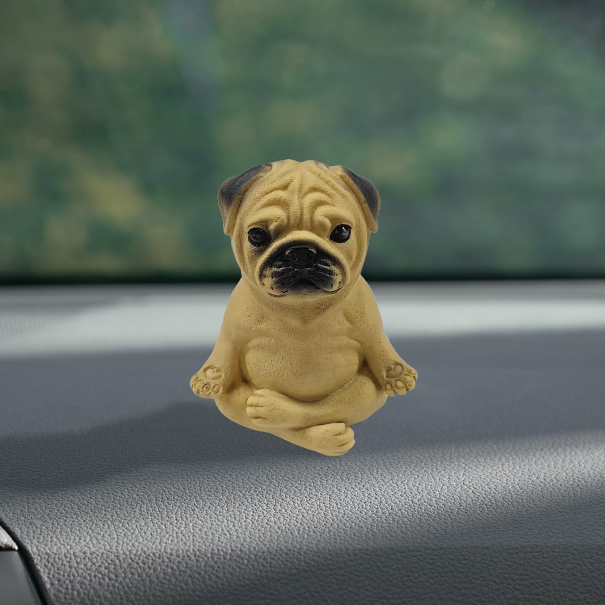 Figura Bulldog Pug meditando para tablero auto decoración