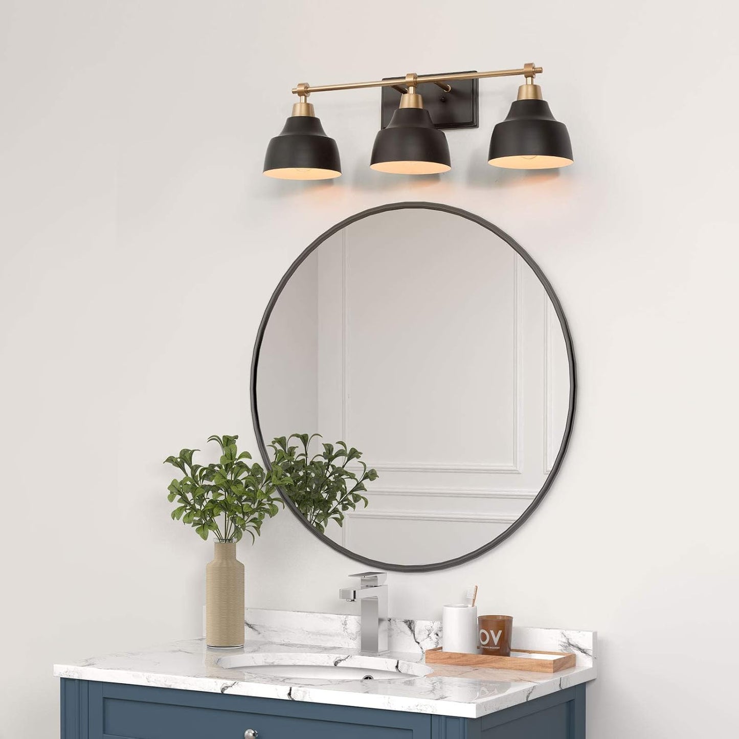 Lámpara baño 3 luces pantalla metal negro enchufe dorado