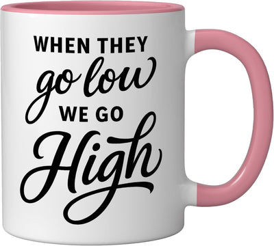 Taza cerámica When They Go Low We Go High protesta inmigración rosa/blanco