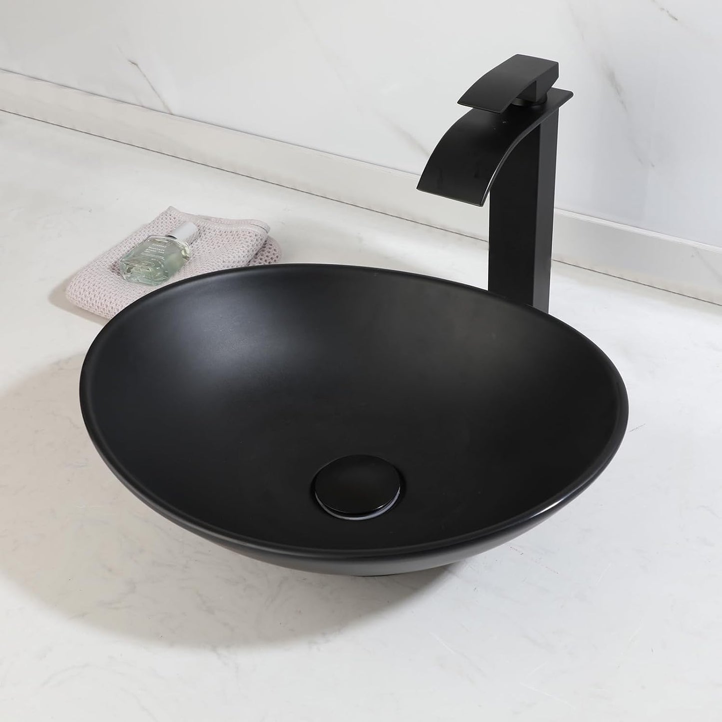 Lavabo ovalado 16" color negro con grifo de latón