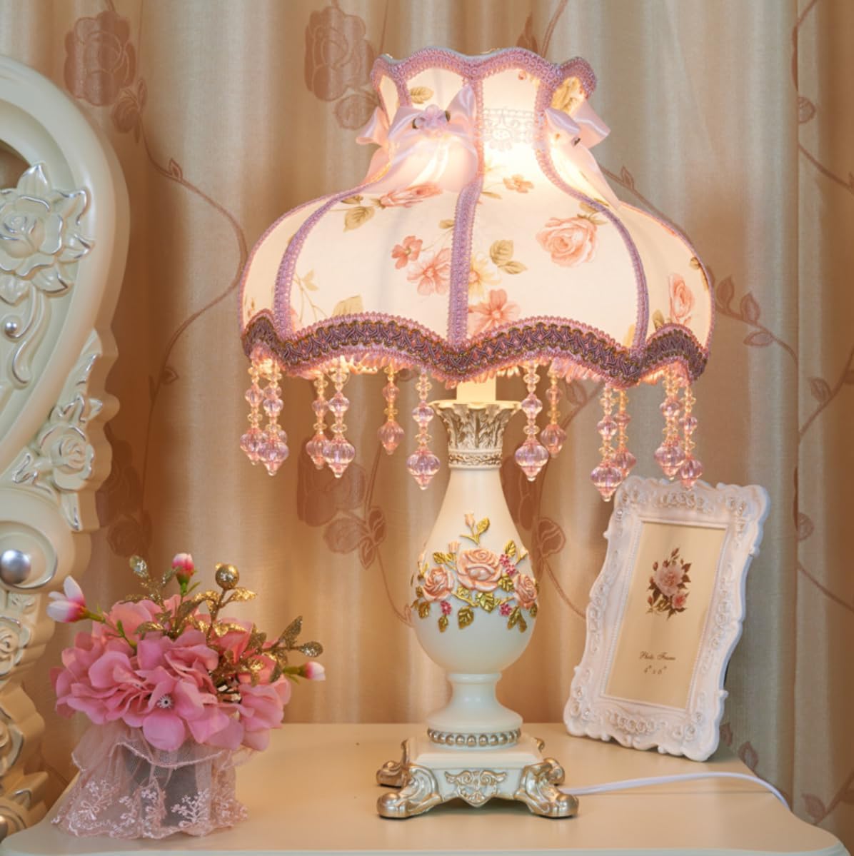 Lámpara de mesa victoriana tela encaje rosa con cuentas