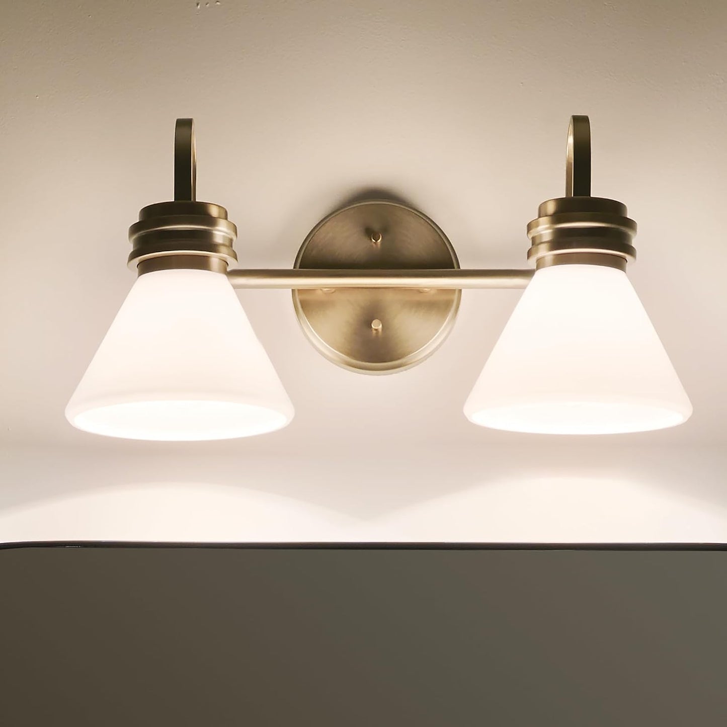 Lámpara baño 2 luces vidrio ópalo bronce champán montaje