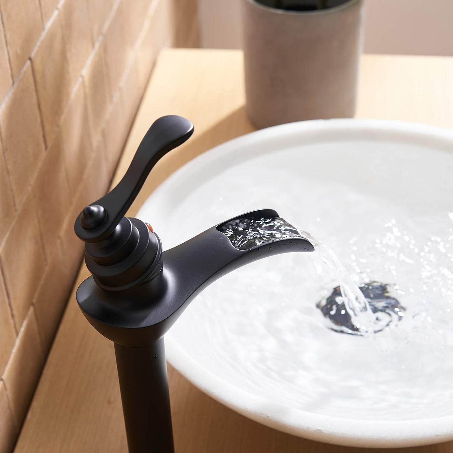 Grifo lavabo tipo vasija negro mate con manija y tapón