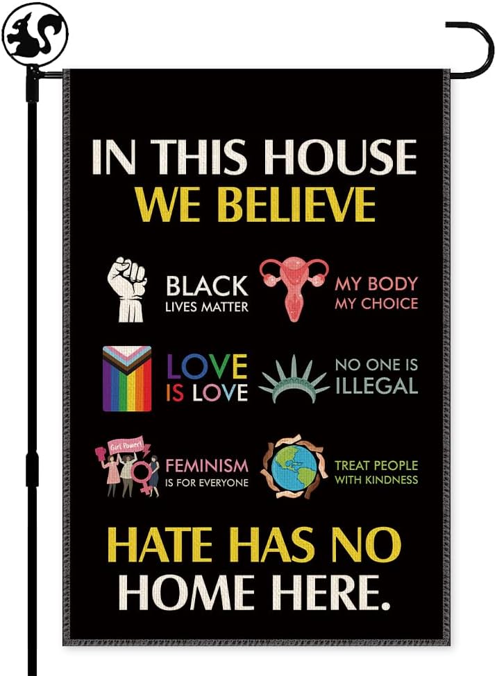 Bandera jardín In This House We Believe