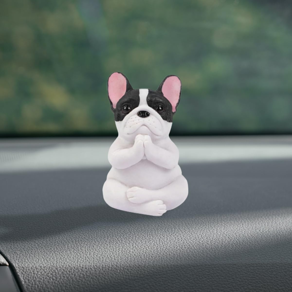 Figurita perro pug meditando resina decoración coche