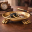 Plato dorado con forma de garra para velas y joyas