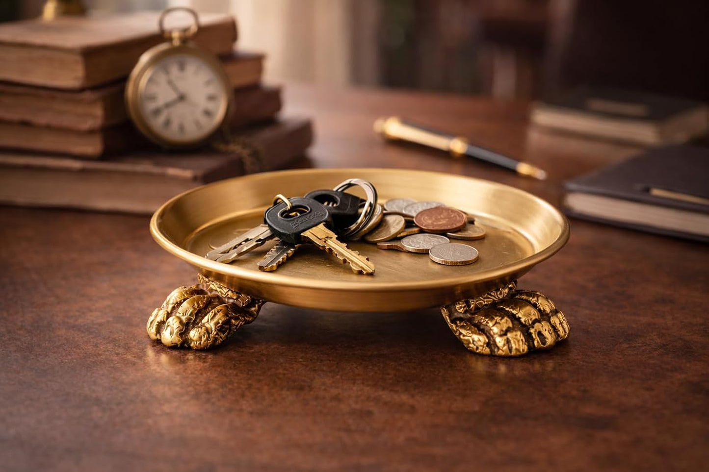 Plato dorado con forma de garra para velas y joyas