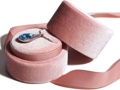 Estuche colgante terciopelo rosa para joyería con lazo seda