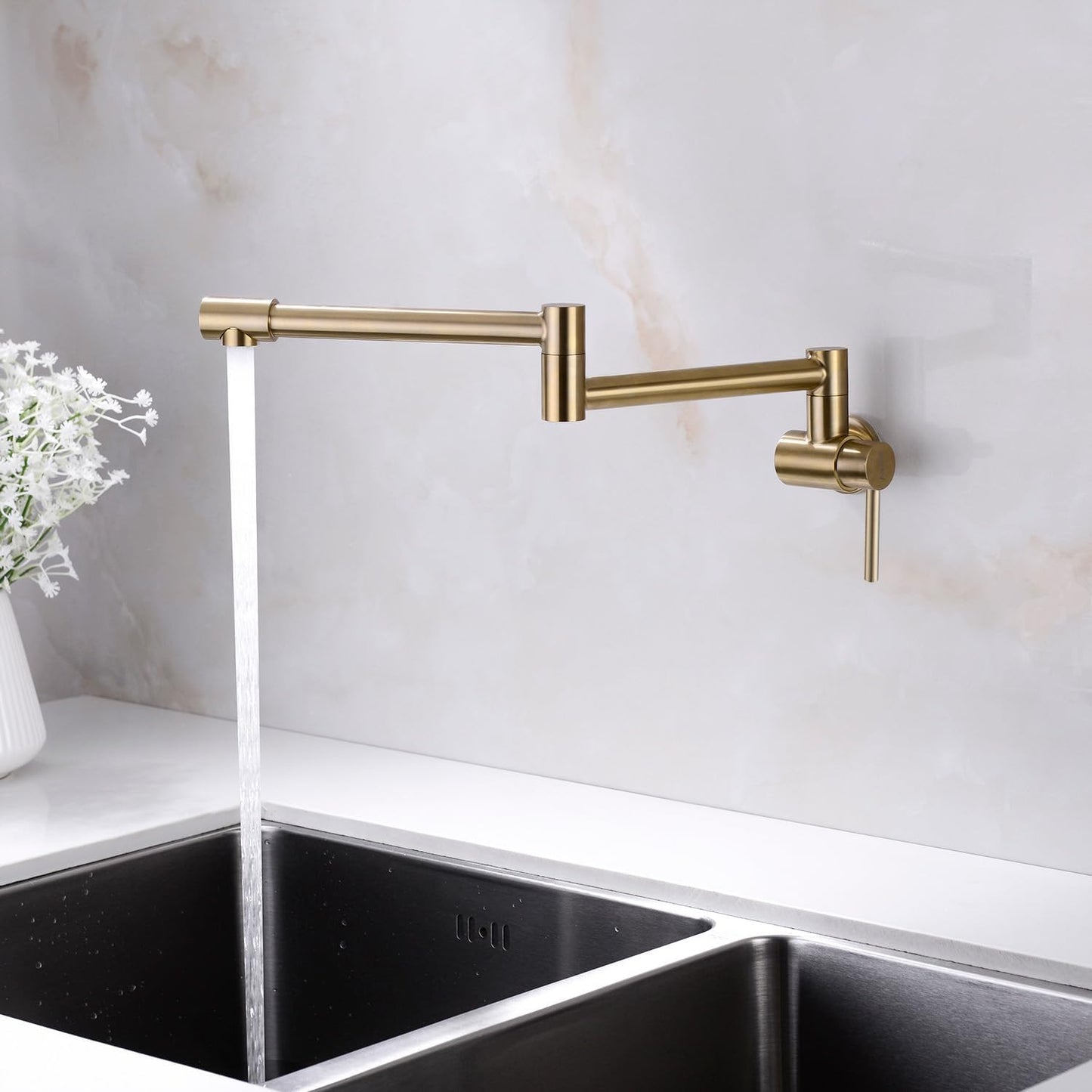 Grifo llenado olla pared resistente huellas cocina