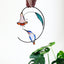 Atrapasoles colibrí con flor vitral para ventana azul