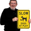 Letrero aluminio Slow Dogs At Play 12x18pulg