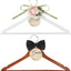 Colgador novia y novio 2 perchas madera oscura y blanca