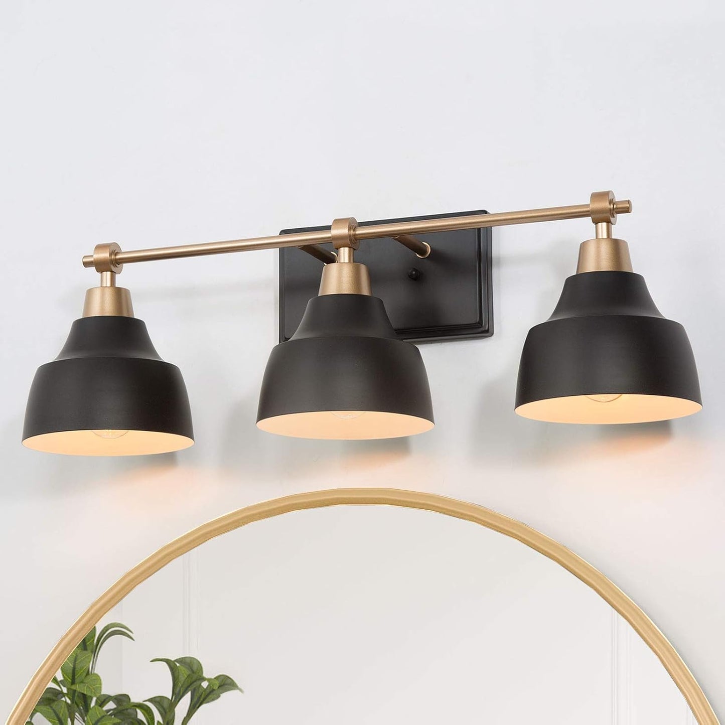 Lámpara baño 3 luces pantalla metal negro enchufe dorado