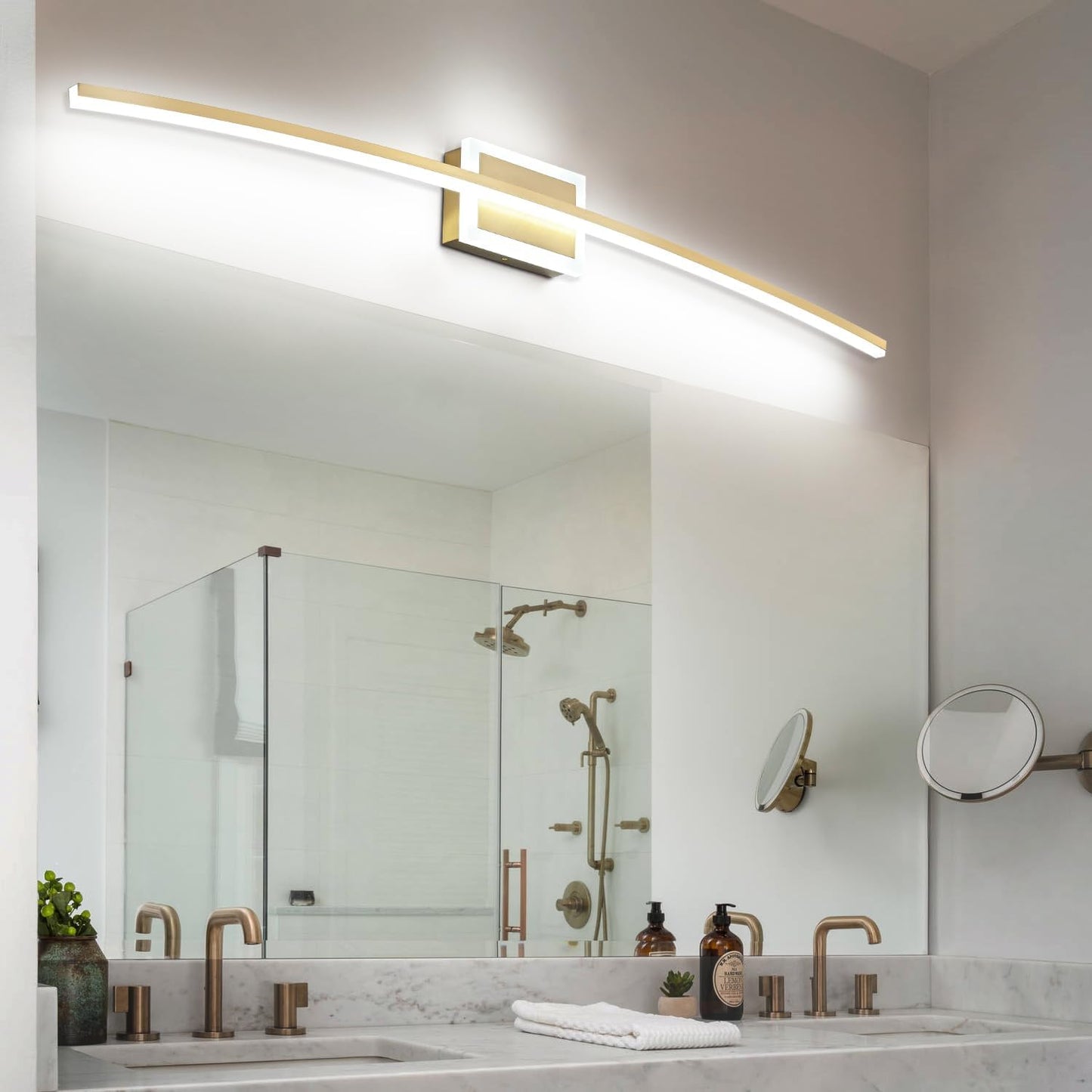 Lámpara LED dorada regulable sobre espejo baño 48pulg