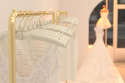 Perchas satén marfil 17" antideslizantes para vestido novia