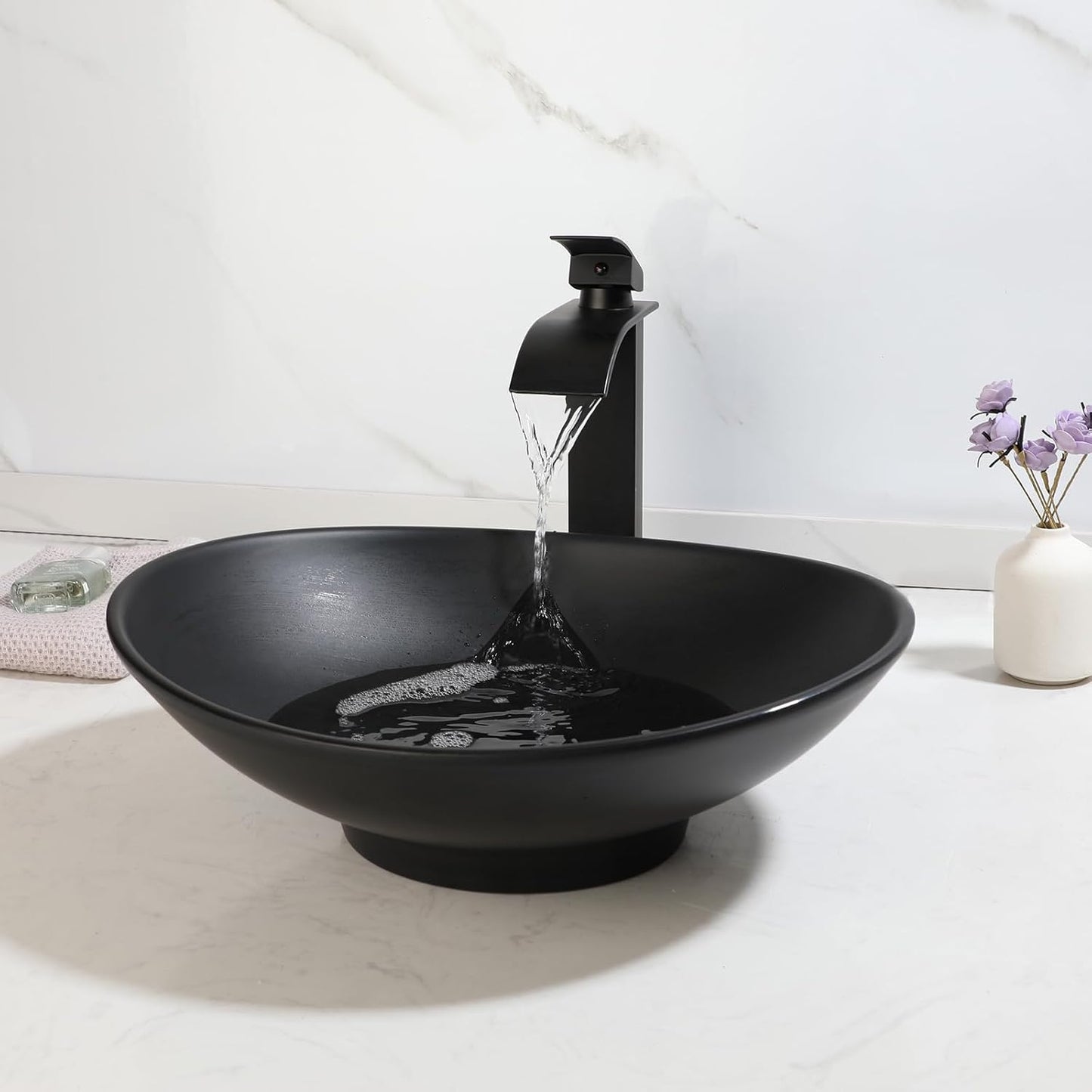 Lavabo ovalado 16" color negro con grifo de latón