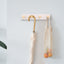 Perchero madera 4 ganchos aluminio 16" placa blanca