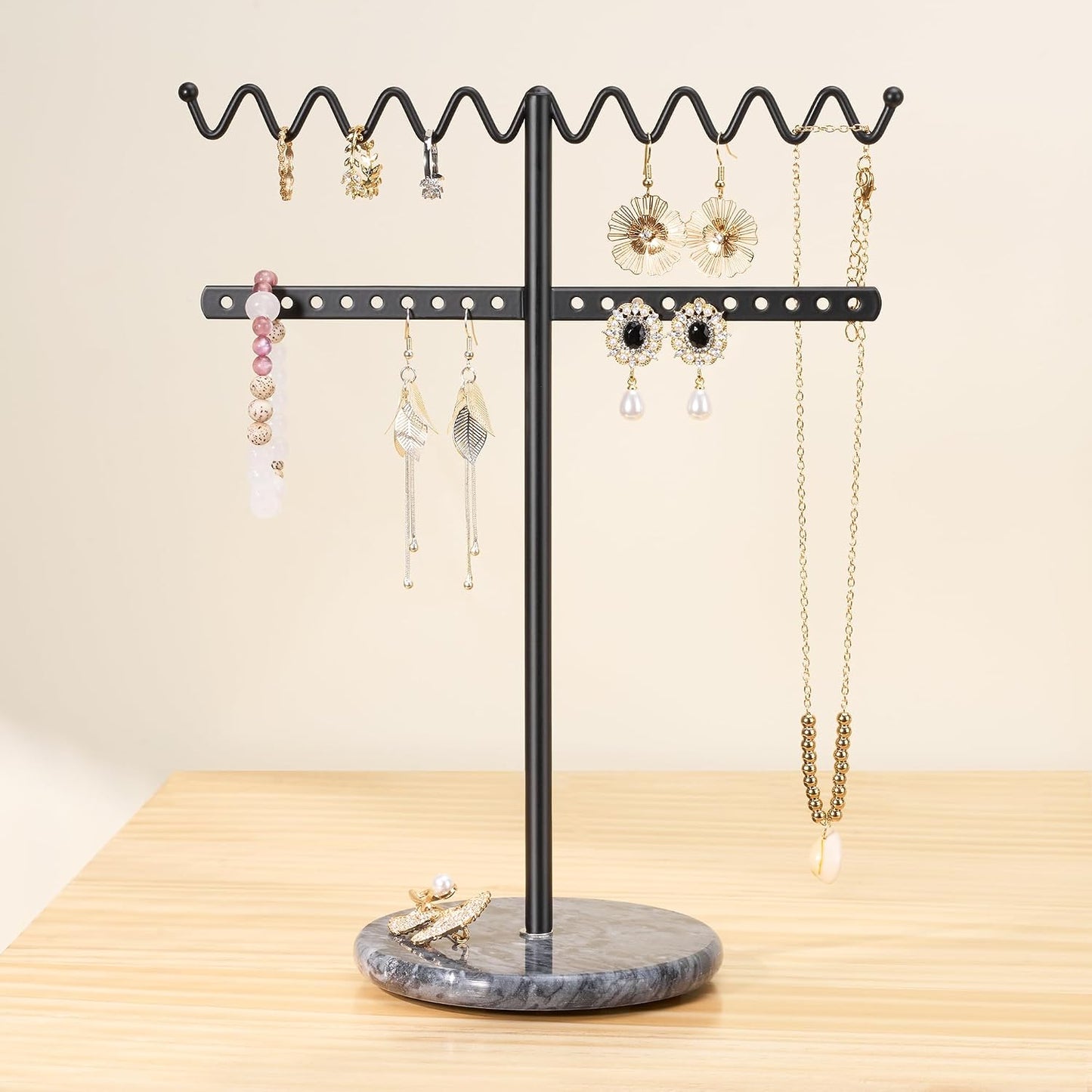 Soporte collares metal negro ondulado base mármol