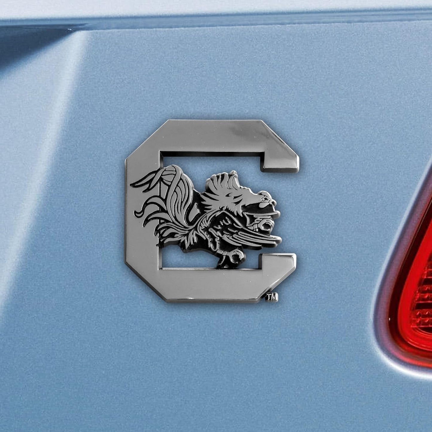 Emblema cromado NCAA para hombre