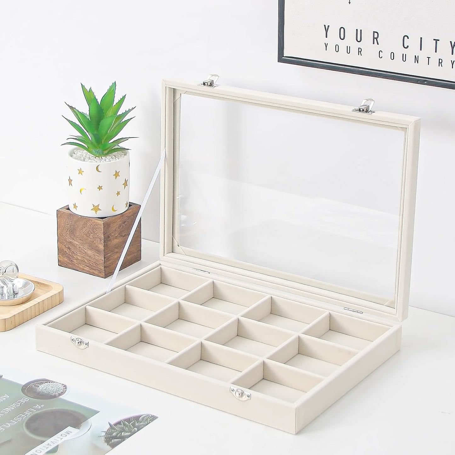 Caja terciopelo beige con 12 rejillas para joyas y tapa