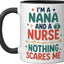 Taza para enfermera abuela en negro y blanco