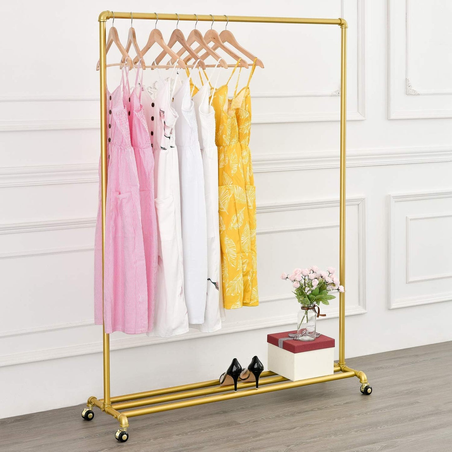 Estantes ropa oro rodantes sobre ruedas para boutiques