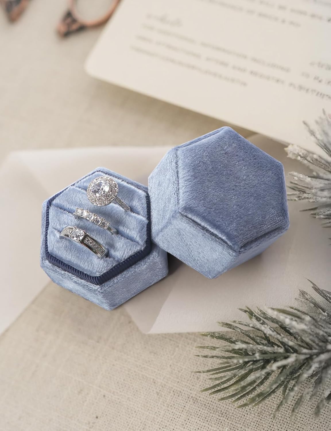 Caja terciopelo anillos compromiso hexagonal