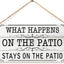 Letrero madera vintage What Happens On The Patio