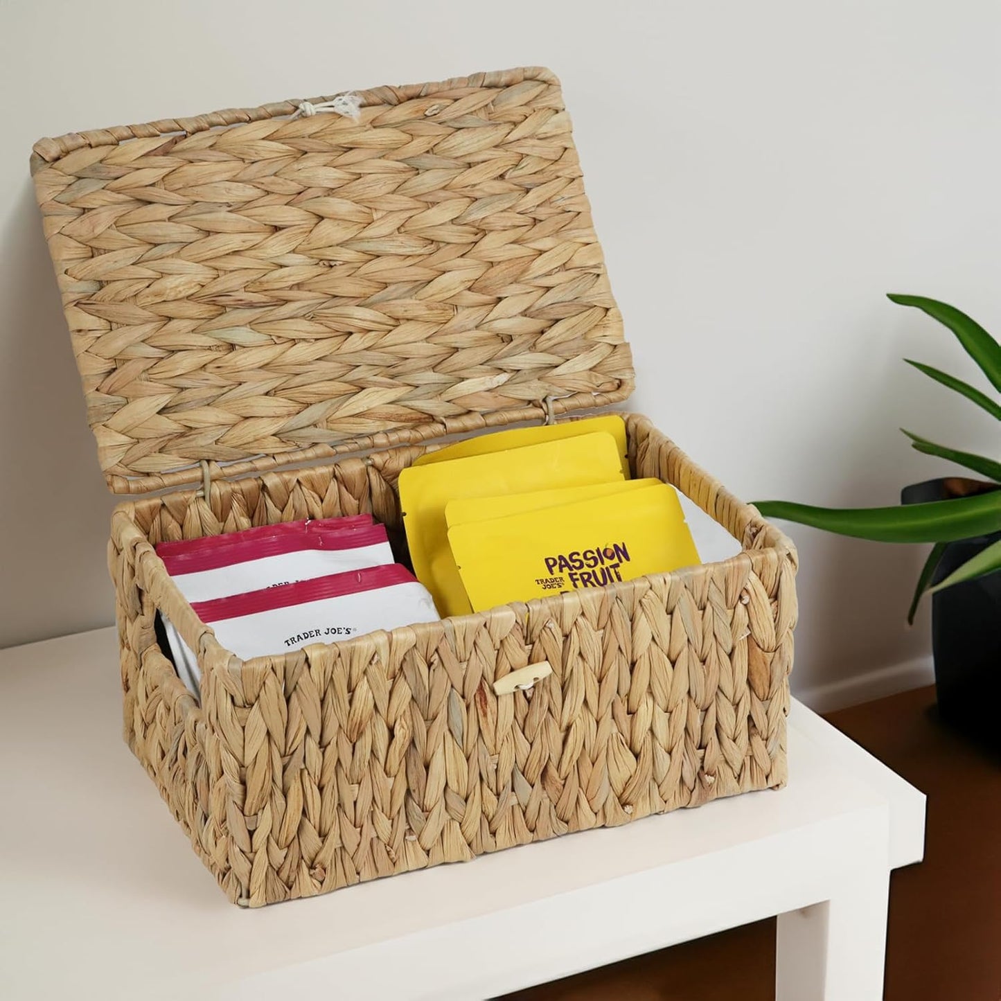 Cesta mimbre rectangular con tapa y asas para estante hogar