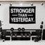 Bandera motivacional disciplina Stronger Than Yesterday