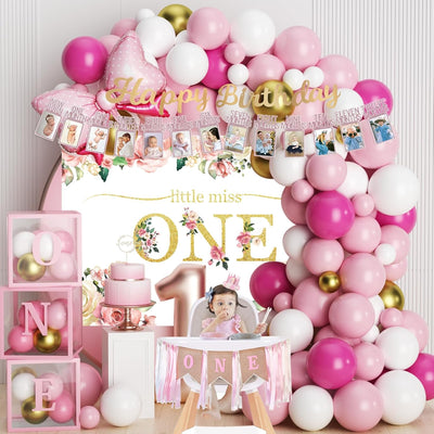 Decoración primer cumpleaños niña con globos y telón
