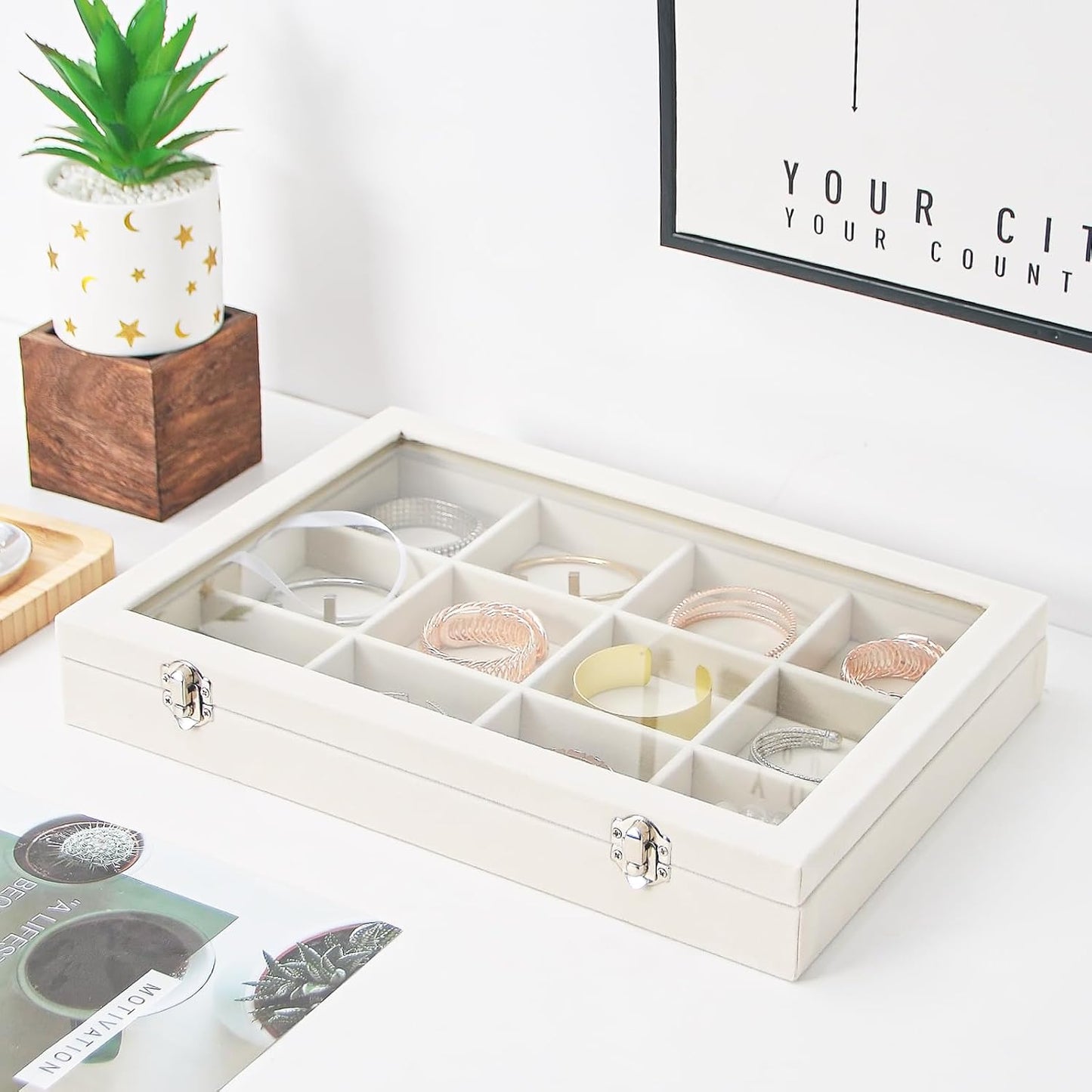 Caja terciopelo beige con 12 rejillas para joyas y tapa
