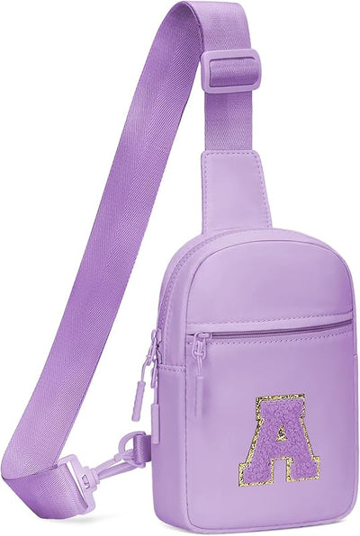 Bolso bandolera para niña con monograma de tendencia
